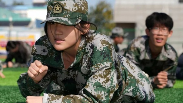 六力高级中学 2025 级新生国防教育【训练篇】 承八秩荣光砺骨，汗浸迷彩炼脊梁​